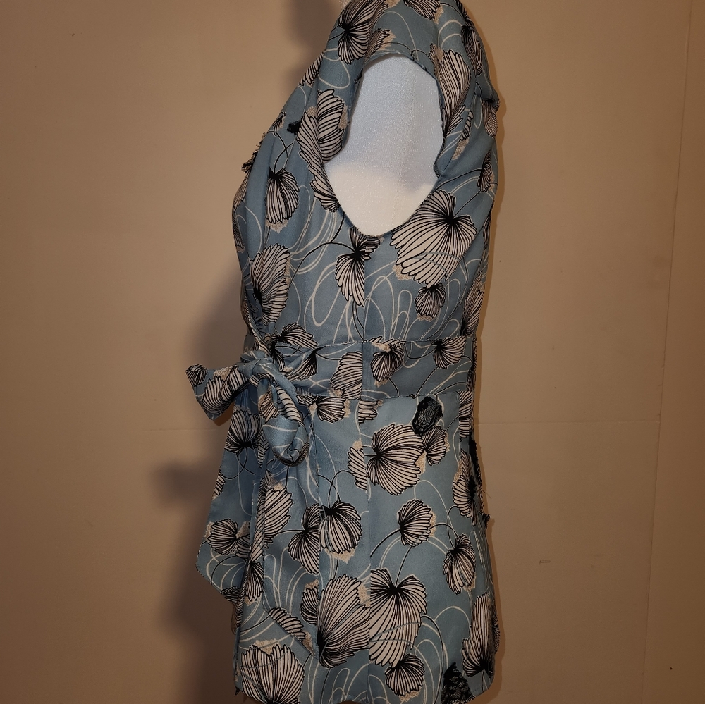 Loft Sea Glass Pale Powder Blue Floral Wrap Short Sleeve Blouse Size 6 EUC - Picture 2 of 6